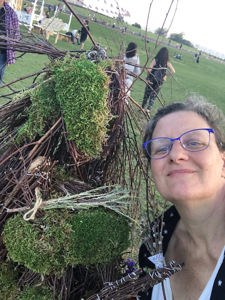 Selfie with art installation "Well Rooted Woman"